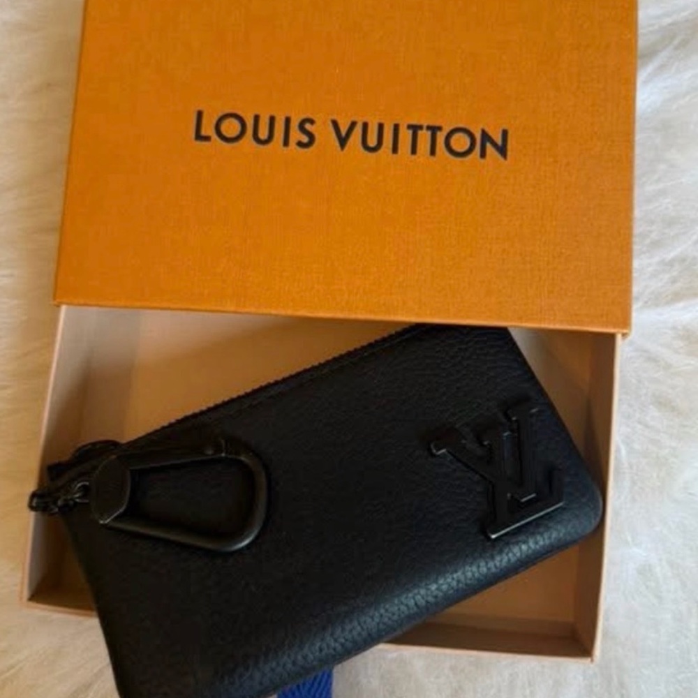 LOUIS VUITTON
Black Aerogram Leather Pochette Cles Key And Change Holder unisex